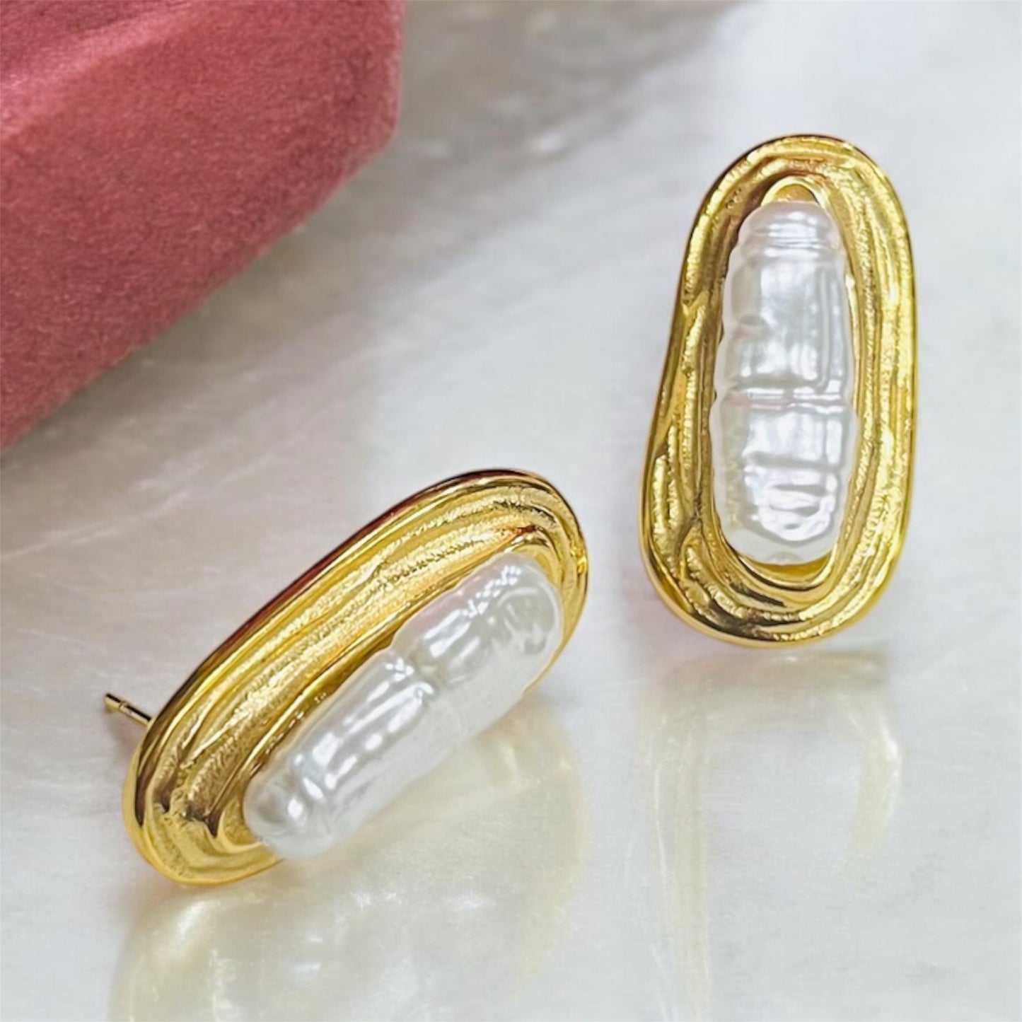 Statement golden stud with pearl