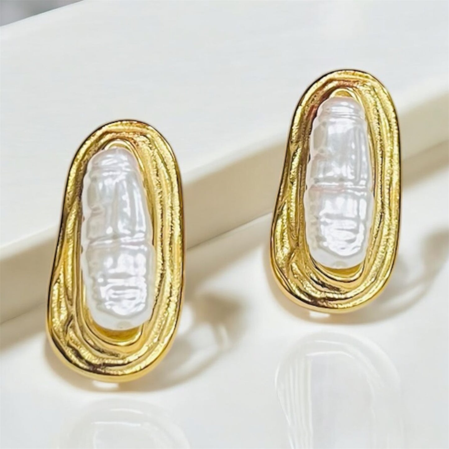 Statement golden stud with pearl