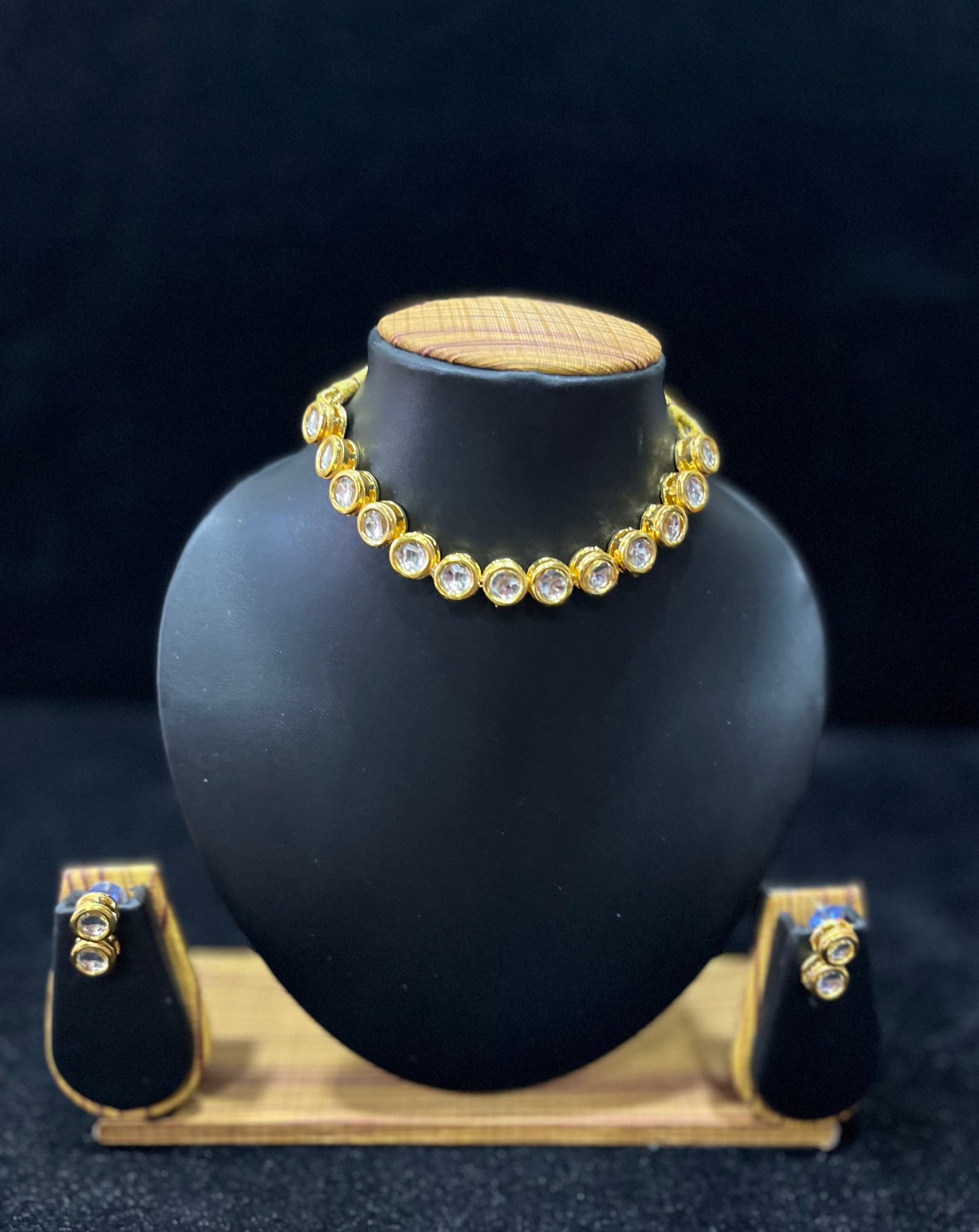 Single Layer Kundan Choker - Circle Shape