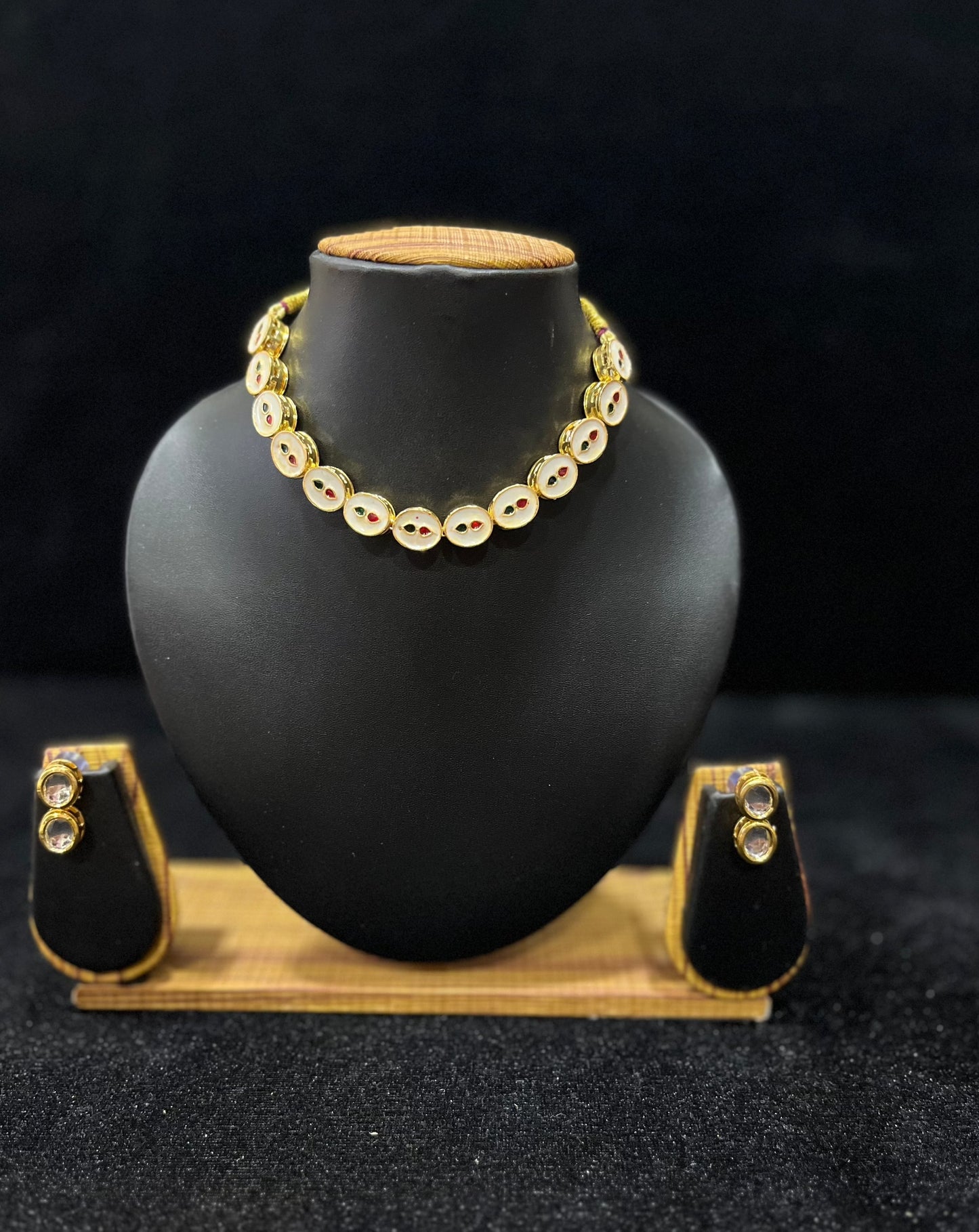 Single Layer Kundan Choker - Circle Shape