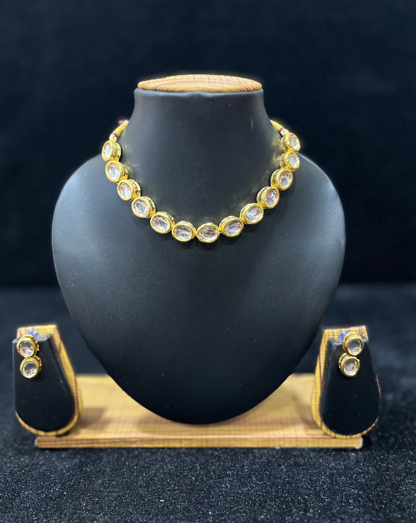 Single layer kundan Choker - Oval Shape