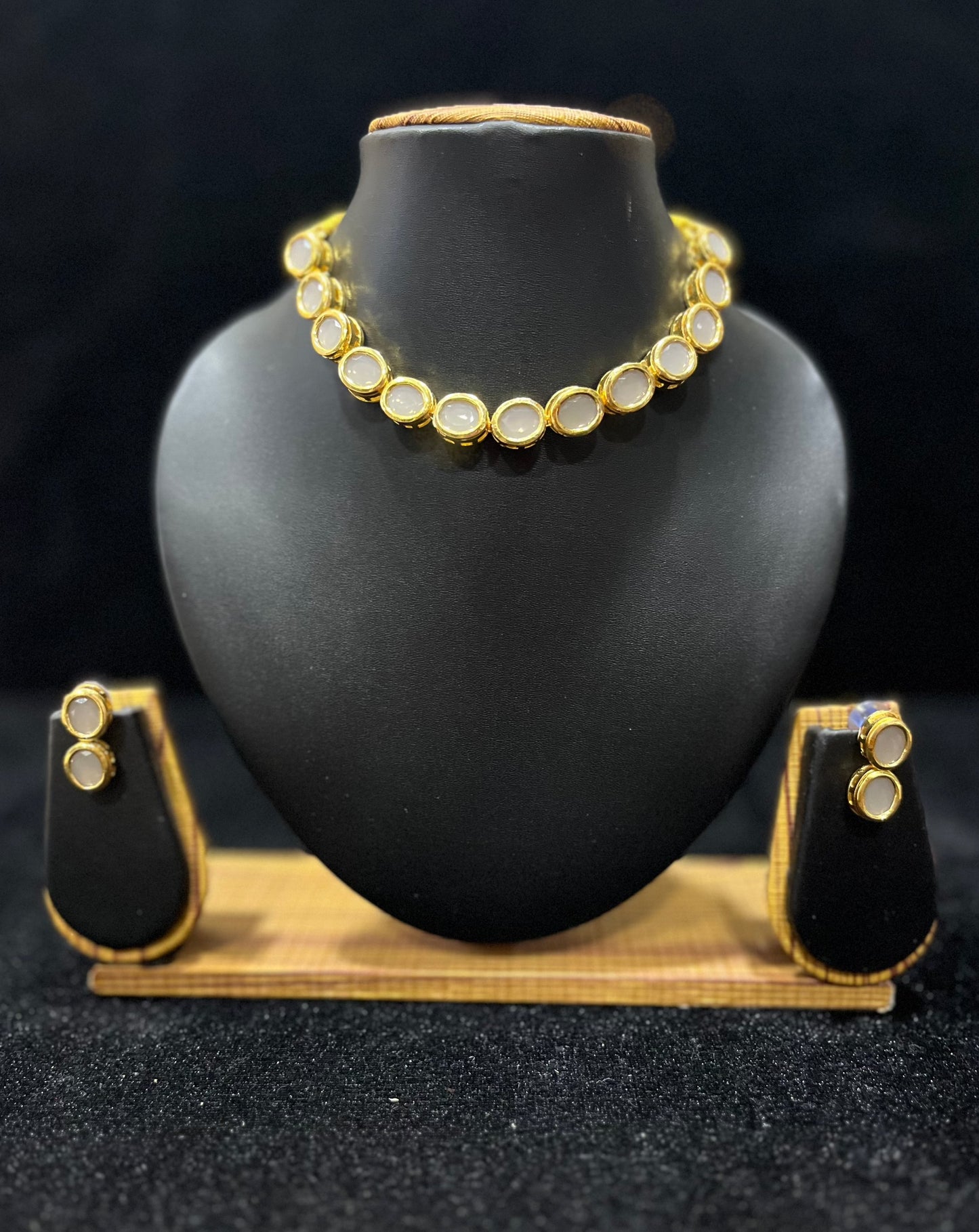 Single layer kundan Choker - Oval Shape