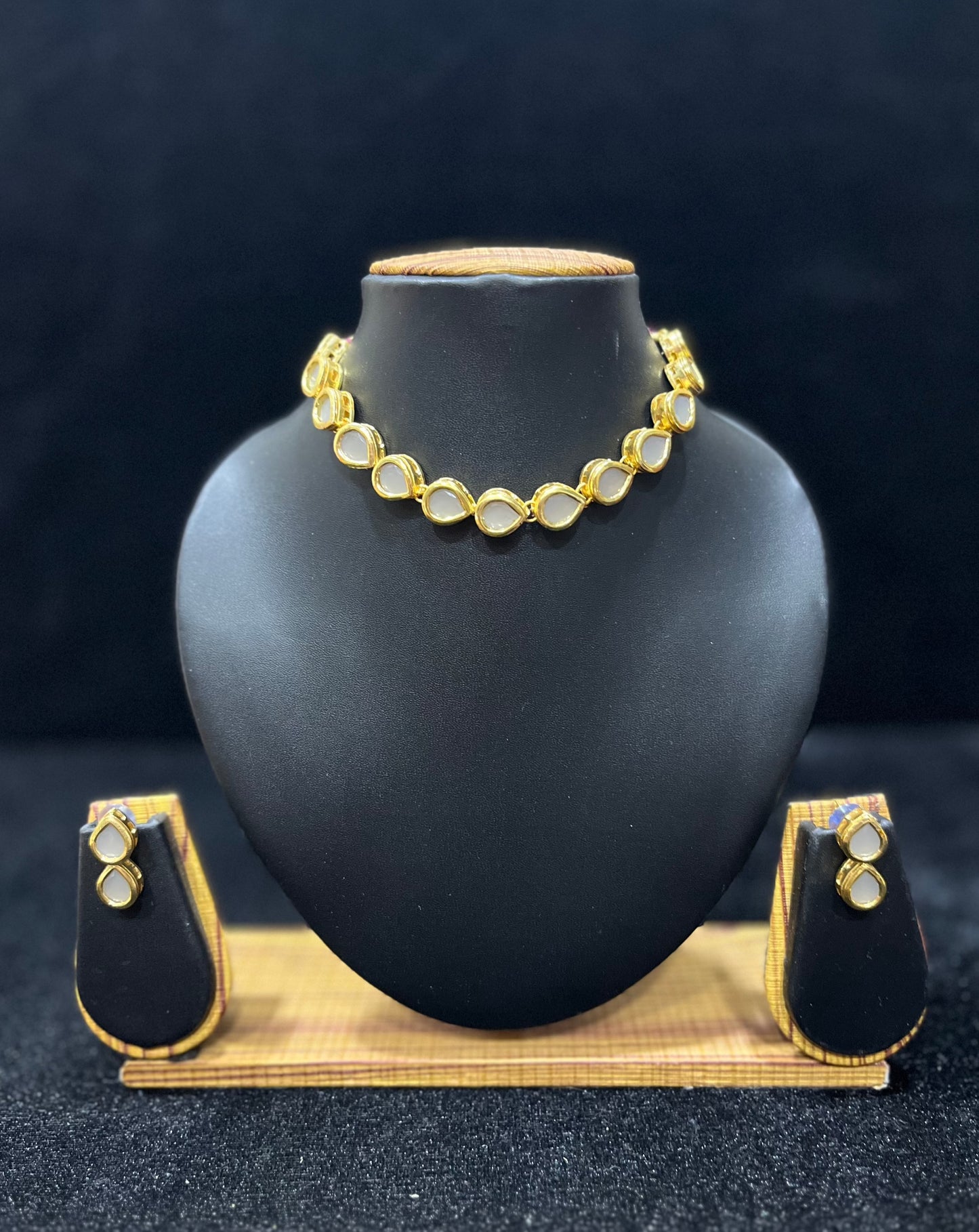 Single layer kundan Choker - Drop Shape