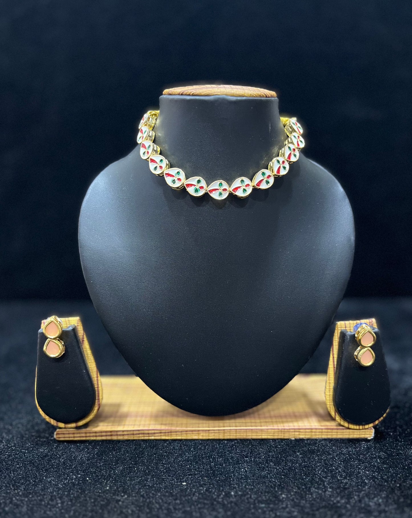 Single layer kundan Choker - Drop Shape