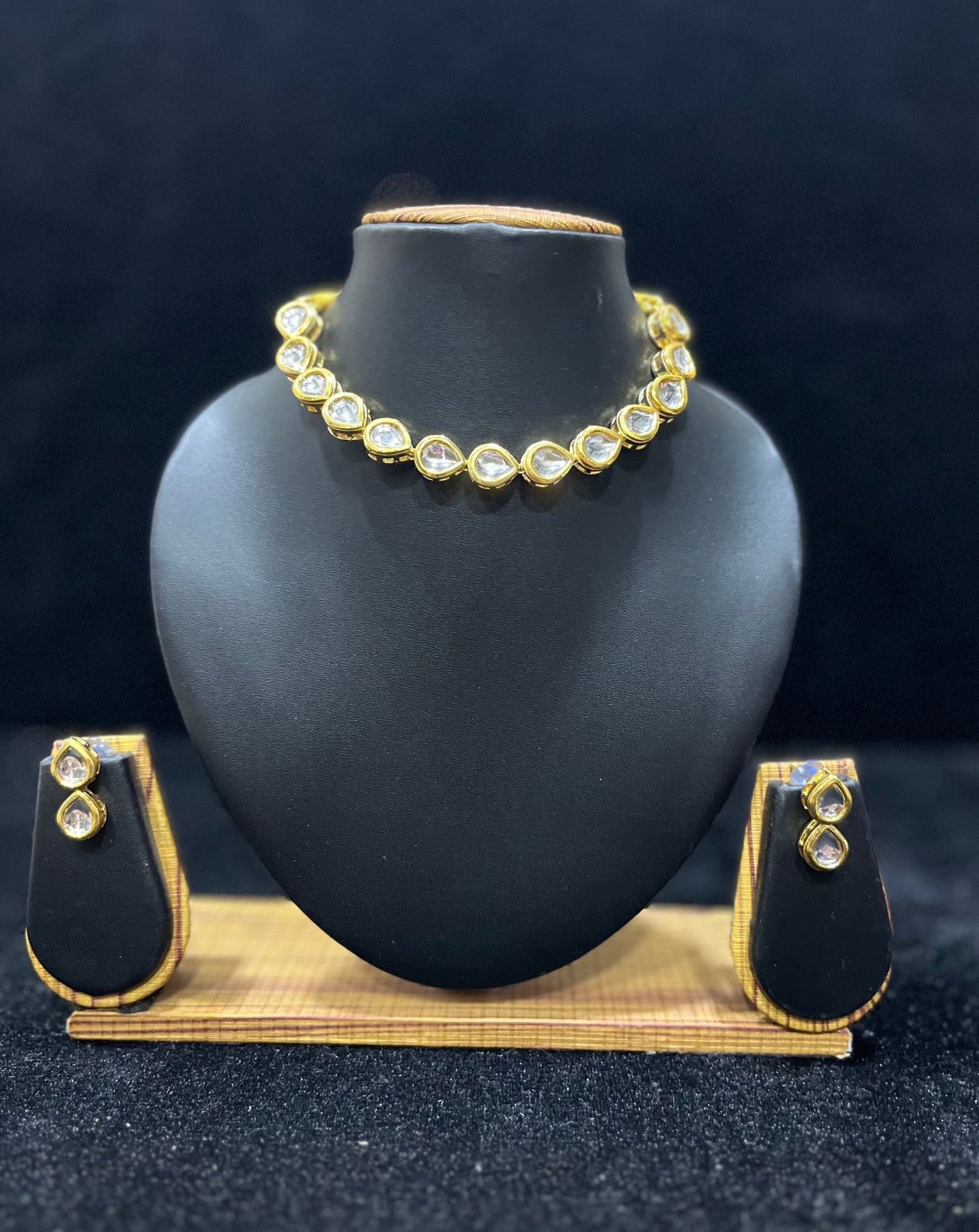 Single layer kundan Choker - Drop Shape