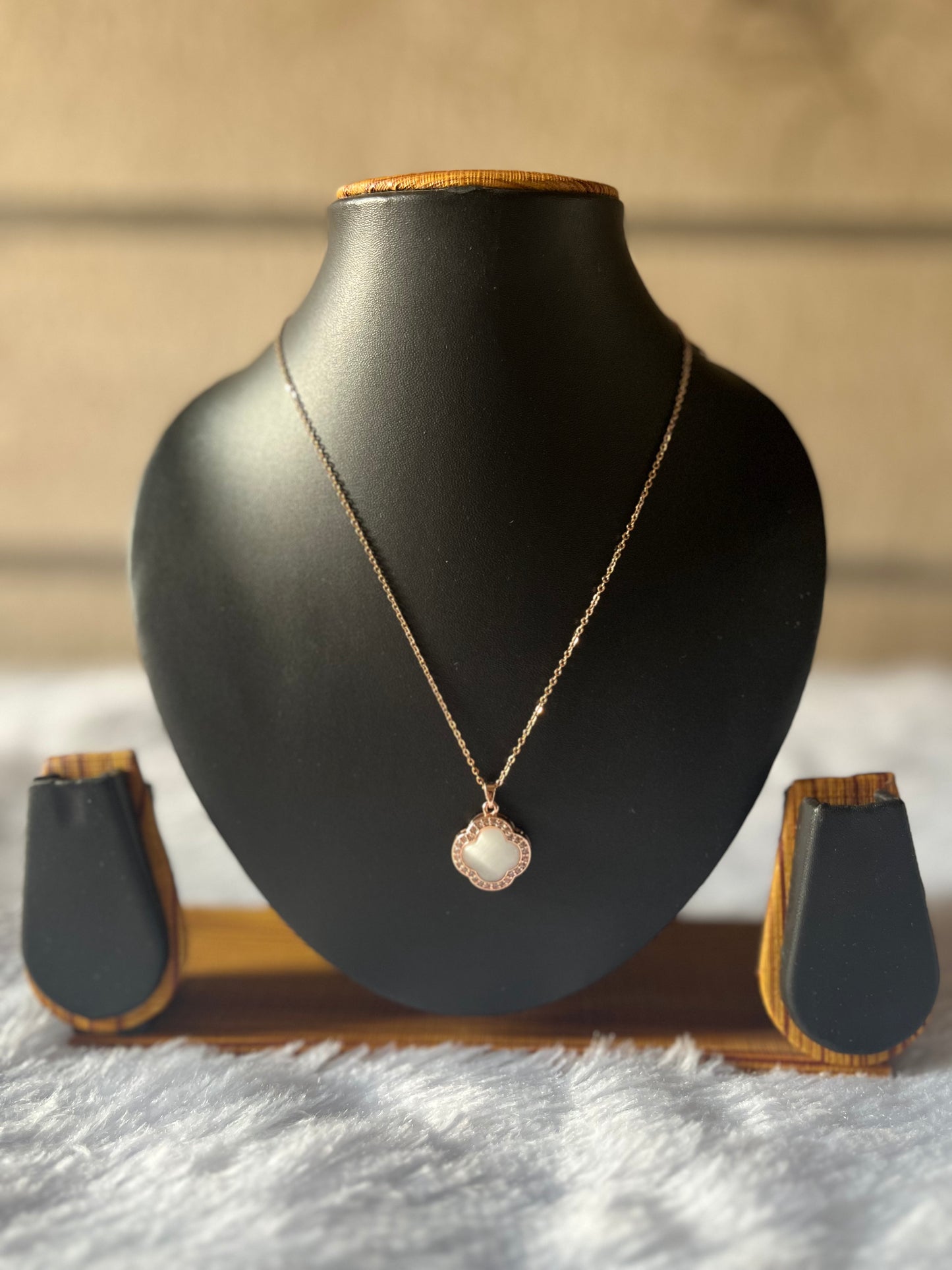 Beauty pendant in rosegold chain