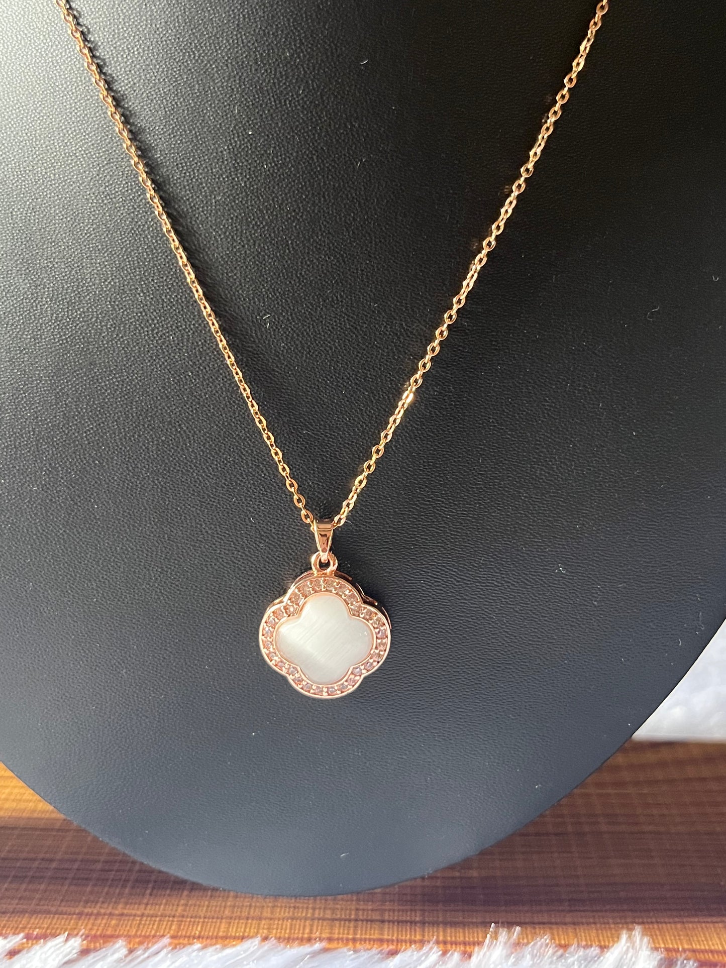 Beauty pendant in rosegold chain